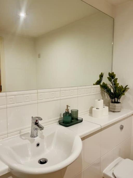 Beautiful Central Open Plan Living! マンチェスター エクステリア 写真