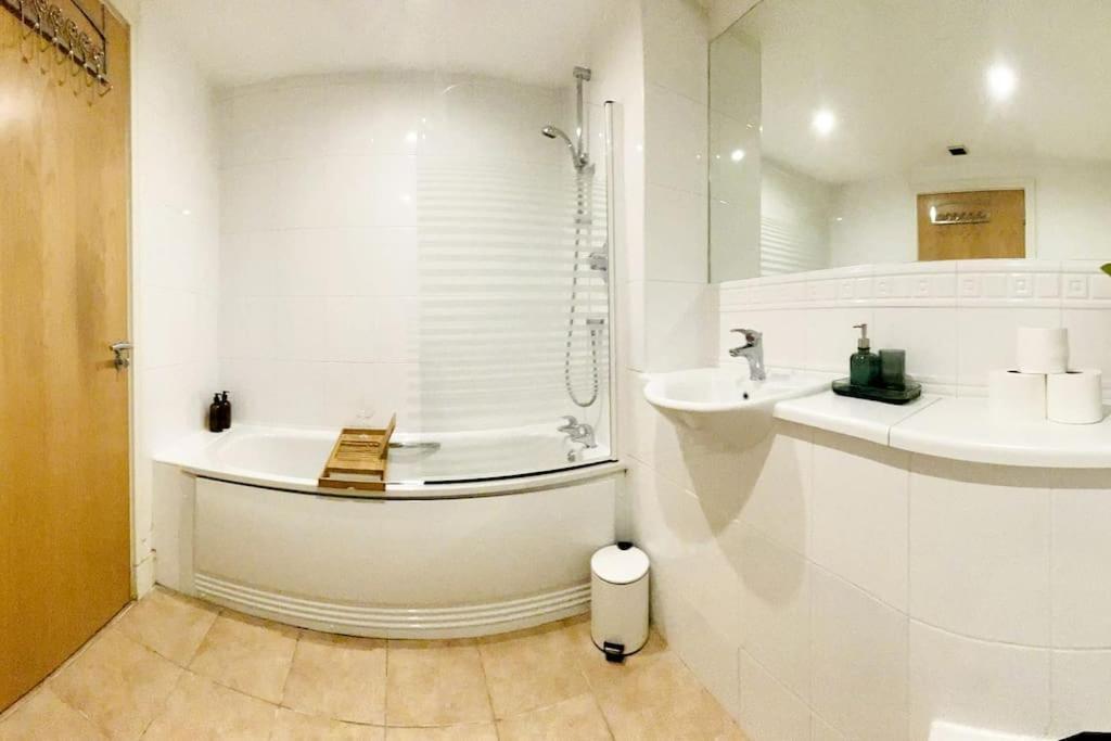 Beautiful Central Open Plan Living! マンチェスター エクステリア 写真
